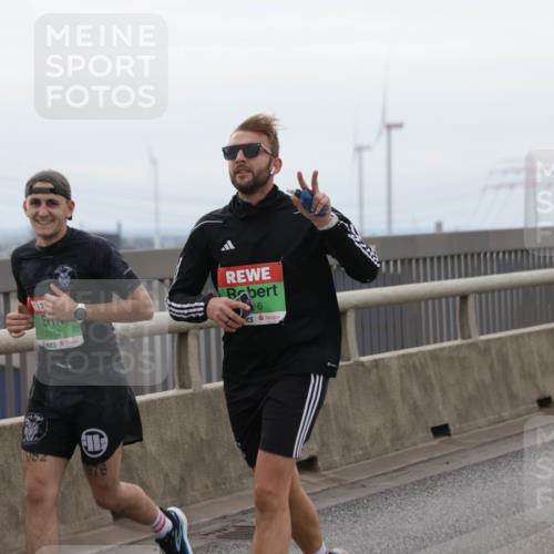 03.10.2025 - Köhlbrandbrückenlauf Jannik Wohlers http://msf.ph/oto/9143620 03.10.2025 15:44:58 Position 1 7112, 6, 1982, 978 meine-sportfotos.de