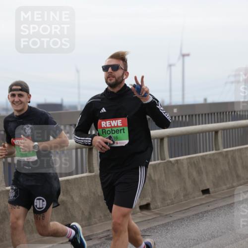 03.10.2025 - Köhlbrandbrückenlauf Jannik Wohlers http://msf.ph/oto/9143621 03.10.2025 15:44:59 Position 1 7112, 1902, 1978, 16 meine-sportfotos.de