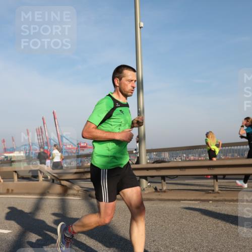 03.10.2025 - Köhlbrandbrückenlauf Yannick Fuchs http://msf.ph/oto/9143623 03.10.2025 08:30:50 Position 2  meine-sportfotos.de