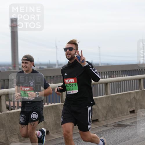 03.10.2025 - Köhlbrandbrückenlauf Jannik Wohlers http://msf.ph/oto/9143640 03.10.2025 15:44:59 Position 1 7112, 9216, 1982, 1978 meine-sportfotos.de