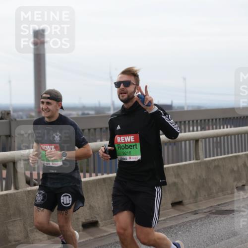 03.10.2025 - Köhlbrandbrückenlauf Jannik Wohlers http://msf.ph/oto/9143643 03.10.2025 15:44:59 Position 1 9216, 1982, 1978 meine-sportfotos.de