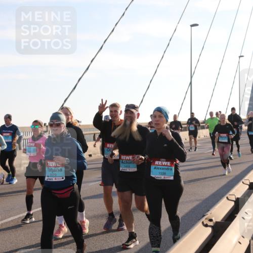 03.10.2025 - Köhlbrandbrückenlauf Yannick Fuchs http://msf.ph/oto/9143708 03.10.2025 08:31:09 Position 2 3827, 2079, 1419, 1538 meine-sportfotos.de