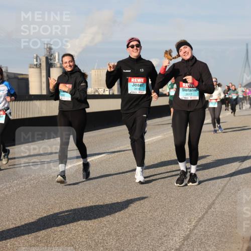 03.10.2025 - Köhlbrandbrückenlauf Lena Gebhardt http://msf.ph/oto/9143748 03.10.2025 10:01:35 Position 2 1992, 13, 2616, 2617 meine-sportfotos.de