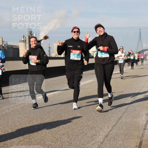 03.10.2025 - Köhlbrandbrückenlauf Lena Gebhardt http://msf.ph/oto/9143759 03.10.2025 10:01:35 Position 2 41, 13, 2616, 2611 meine-sportfotos.de