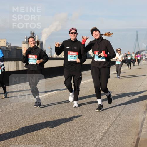 03.10.2025 - Köhlbrandbrückenlauf Lena Gebhardt http://msf.ph/oto/9143765 03.10.2025 10:01:35 Position 2 13, 2616, 1992, 2617 meine-sportfotos.de