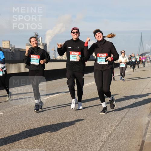 03.10.2025 - Köhlbrandbrückenlauf Lena Gebhardt http://msf.ph/oto/9143768 03.10.2025 10:01:35 Position 2 1992, 13, 2616, 2617 meine-sportfotos.de