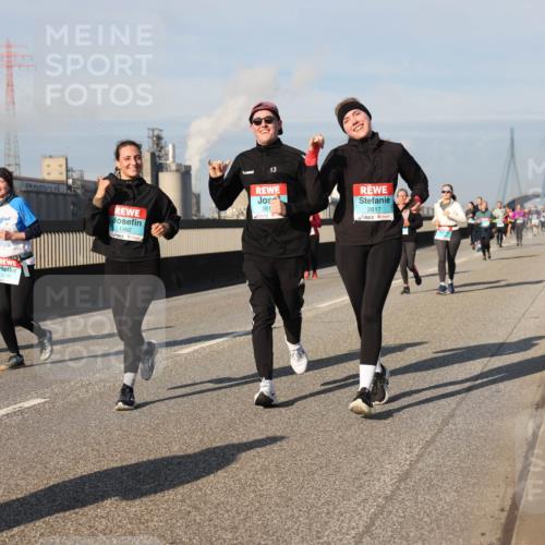 03.10.2025 - Köhlbrandbrückenlauf Lena Gebhardt http://msf.ph/oto/9143776 03.10.2025 10:01:35 Position 2 13, 261, 1992, 2617 meine-sportfotos.de