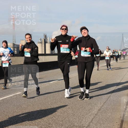 03.10.2025 - Köhlbrandbrückenlauf Lena Gebhardt http://msf.ph/oto/9143791 03.10.2025 10:01:35 Position 2 1992, 13, 2616, 2617 meine-sportfotos.de
