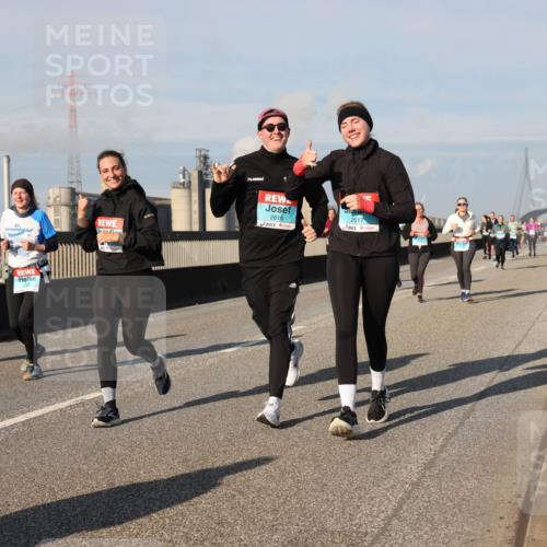 03.10.2025 - Köhlbrandbrückenlauf Lena Gebhardt http://msf.ph/oto/9143797 03.10.2025 10:01:35 Position 2 2616, 2617 meine-sportfotos.de