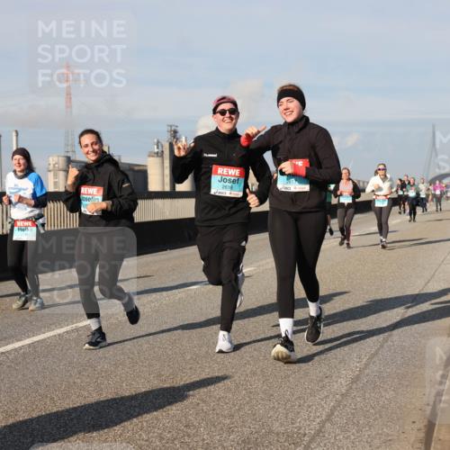 03.10.2025 - Köhlbrandbrückenlauf Lena Gebhardt http://msf.ph/oto/9143801 03.10.2025 10:01:35 Position 2 41, 2616 meine-sportfotos.de