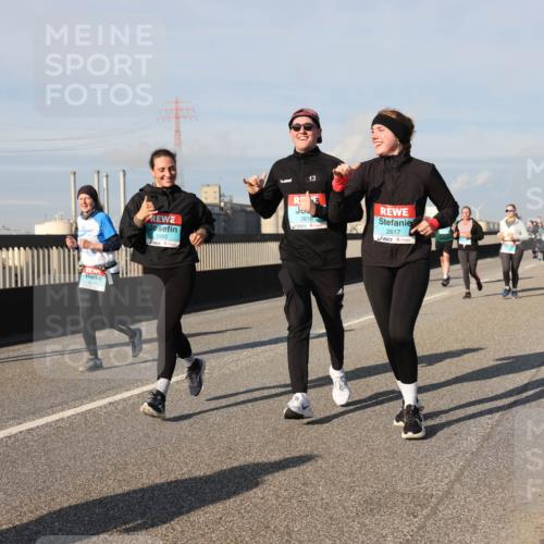 03.10.2025 - Köhlbrandbrückenlauf Lena Gebhardt http://msf.ph/oto/9143817 03.10.2025 10:01:36 Position 2 1992, 13, 2616, 2617 meine-sportfotos.de