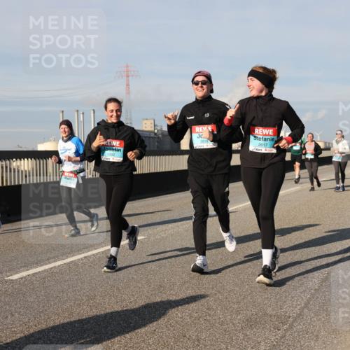 03.10.2025 - Köhlbrandbrückenlauf Lena Gebhardt http://msf.ph/oto/9143821 03.10.2025 10:01:36 Position 2 1992, 13, 2616, 2617 meine-sportfotos.de