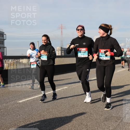 03.10.2025 - Köhlbrandbrückenlauf Lena Gebhardt http://msf.ph/oto/9143837 03.10.2025 10:01:36 Position 2 41, 1992, 13, 2616, 261 meine-sportfotos.de