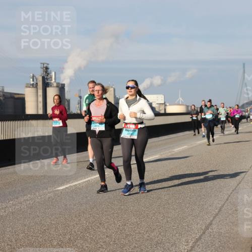 03.10.2025 - Köhlbrandbrückenlauf Lena Gebhardt http://msf.ph/oto/9143862 03.10.2025 10:01:38 Position 2 11, 2218, 2217 meine-sportfotos.de