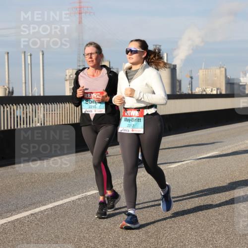 03.10.2025 - Köhlbrandbrückenlauf Lena Gebhardt http://msf.ph/oto/9143888 03.10.2025 10:01:40 Position 2 2218, 2217 meine-sportfotos.de