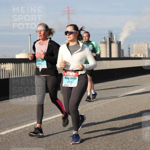 03.10.2025 - Köhlbrandbrückenlauf Lena Gebhardt http://msf.ph/oto/9143890 03.10.2025 10:01:40 Position 2 2218, 2217 meine-sportfotos.de