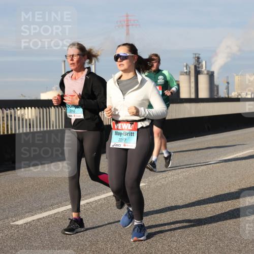 03.10.2025 - Köhlbrandbrückenlauf Lena Gebhardt http://msf.ph/oto/9143894 03.10.2025 10:01:40 Position 2 2218, 2217 meine-sportfotos.de