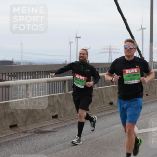 03.10.2025 - Köhlbrandbrückenlauf Jannik Wohlers http://msf.ph/oto/9143897 03.10.2025 15:45:14 Position 1 5310, 8824, 8923, 9099, 4 meine-sportfotos.de