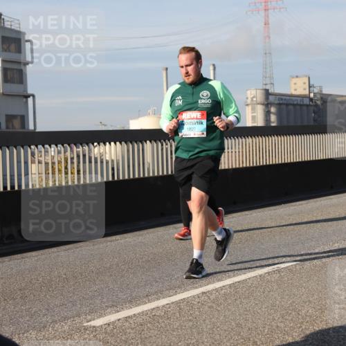 03.10.2025 - Köhlbrandbrückenlauf Lena Gebhardt http://msf.ph/oto/9143909 03.10.2025 10:01:41 Position 2 1827 meine-sportfotos.de