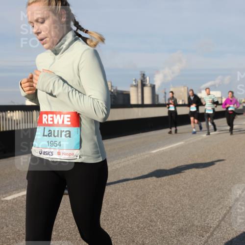 03.10.2025 - Köhlbrandbrückenlauf Lena Gebhardt http://msf.ph/oto/9143996 03.10.2025 10:01:46 Position 2 1954 meine-sportfotos.de