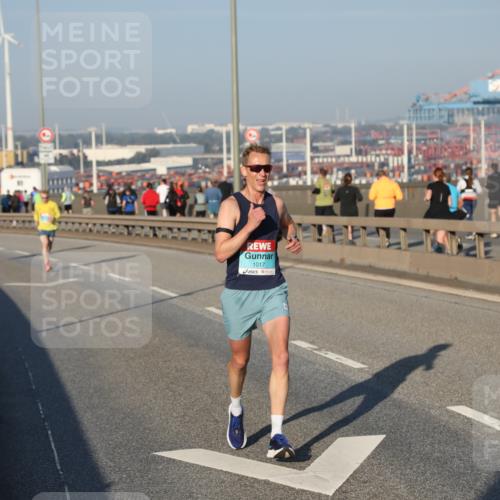 03.10.2025 - Köhlbrandbrückenlauf Yannick Fuchs http://msf.ph/oto/9144033 03.10.2025 08:31:42 Position 2 1017 meine-sportfotos.de