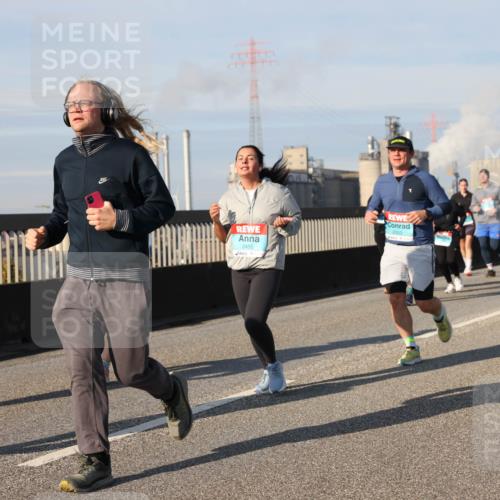 03.10.2025 - Köhlbrandbrückenlauf Lena Gebhardt http://msf.ph/oto/9144216 03.10.2025 10:01:59 Position 2 2456, 2053 meine-sportfotos.de