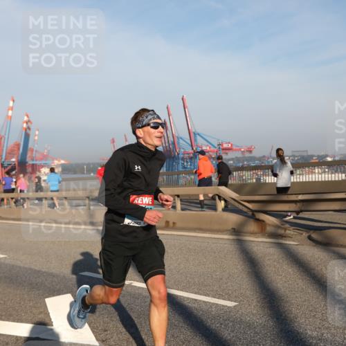 03.10.2025 - Köhlbrandbrückenlauf Yannick Fuchs http://msf.ph/oto/9144259 03.10.2025 08:32:14 Position 2 118 meine-sportfotos.de