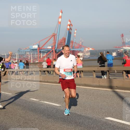03.10.2025 - Köhlbrandbrückenlauf Yannick Fuchs http://msf.ph/oto/9144301 03.10.2025 08:32:19 Position 2 3086 meine-sportfotos.de