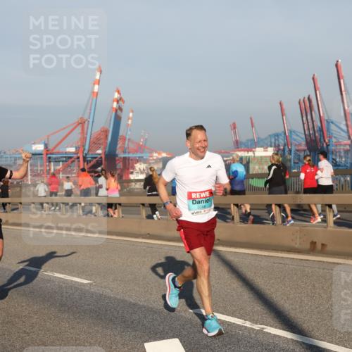 03.10.2025 - Köhlbrandbrückenlauf Yannick Fuchs http://msf.ph/oto/9144316 03.10.2025 08:32:20 Position 2 3086 meine-sportfotos.de