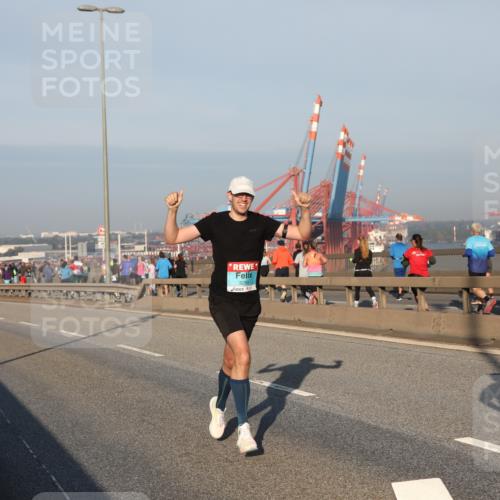 03.10.2025 - Köhlbrandbrückenlauf Yannick Fuchs http://msf.ph/oto/9144320 03.10.2025 08:32:20 Position 2 3299 meine-sportfotos.de
