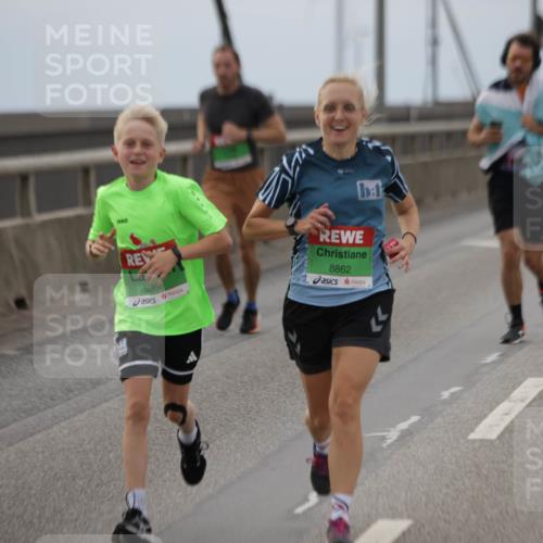 03.10.2025 - Köhlbrandbrückenlauf Jannik Wohlers http://msf.ph/oto/9144393 03.10.2025 15:45:42 Position 1 8860, 8862 meine-sportfotos.de