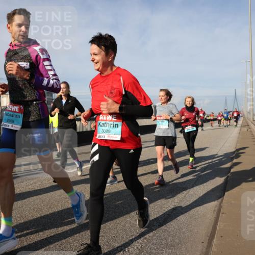 03.10.2025 - Köhlbrandbrückenlauf Lena Gebhardt http://msf.ph/oto/9144423 03.10.2025 10:02:09 Position 2 2969, 30, 21, 3029 meine-sportfotos.de