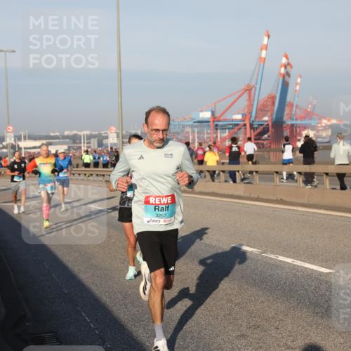 03.10.2025 - Köhlbrandbrückenlauf Yannick Fuchs http://msf.ph/oto/9144460 03.10.2025 08:32:49 Position 2 3267 meine-sportfotos.de