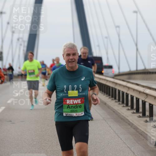 03.10.2025 - Köhlbrandbrückenlauf Jannik Wohlers http://msf.ph/oto/9144496 03.10.2025 15:45:54 Position 1 2025, 29, 8826 meine-sportfotos.de
