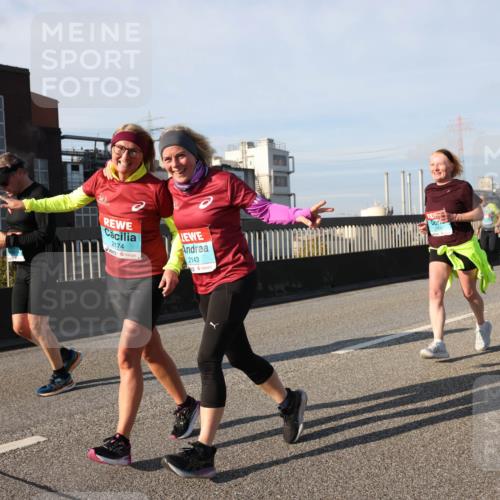 03.10.2025 - Köhlbrandbrückenlauf Lena Gebhardt http://msf.ph/oto/9144652 03.10.2025 10:02:19 Position 2 2174, 2143, 2964, 2154 meine-sportfotos.de