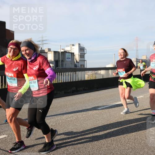 03.10.2025 - Köhlbrandbrückenlauf Lena Gebhardt http://msf.ph/oto/9144663 03.10.2025 10:02:19 Position 2 74, 2143, 215 meine-sportfotos.de