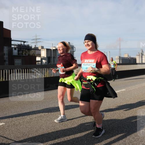03.10.2025 - Köhlbrandbrückenlauf Lena Gebhardt http://msf.ph/oto/9144682 03.10.2025 10:02:20 Position 2 21 meine-sportfotos.de