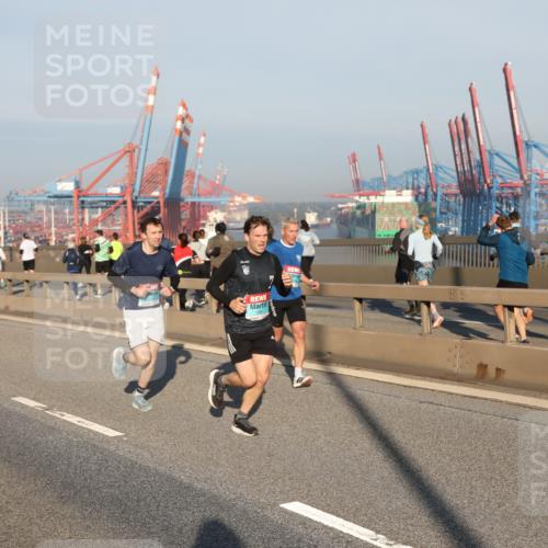03.10.2025 - Köhlbrandbrückenlauf Yannick Fuchs http://msf.ph/oto/9144823 03.10.2025 08:33:30 Position 2  meine-sportfotos.de