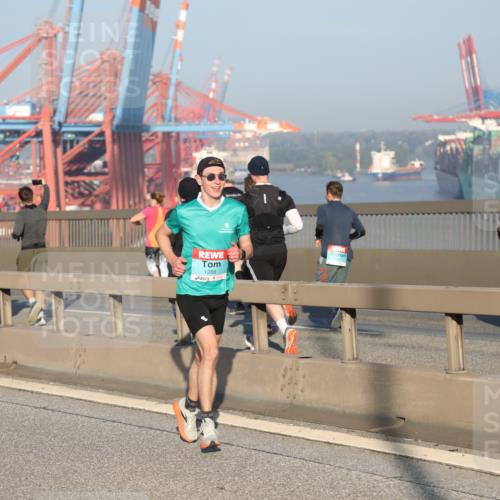 03.10.2025 - Köhlbrandbrückenlauf Yannick Fuchs http://msf.ph/oto/9144875 03.10.2025 08:33:38 Position 2 1268 meine-sportfotos.de