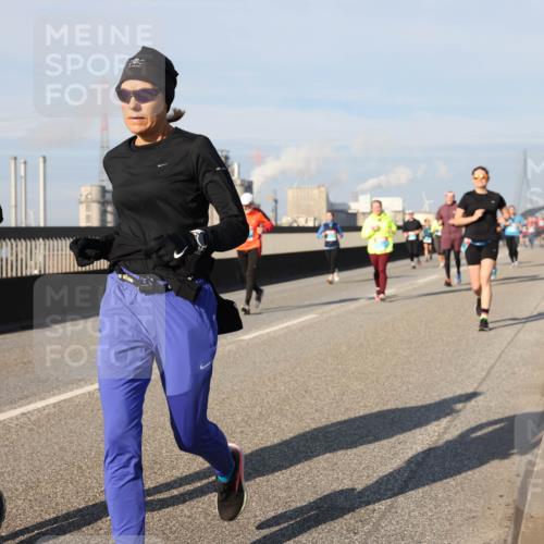 03.10.2025 - Köhlbrandbrückenlauf Lena Gebhardt http://msf.ph/oto/9144909 03.10.2025 10:02:30 Position 2  meine-sportfotos.de