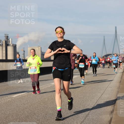 03.10.2025 - Köhlbrandbrückenlauf Lena Gebhardt http://msf.ph/oto/9144934 03.10.2025 10:02:32 Position 2  meine-sportfotos.de