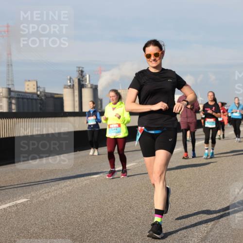 03.10.2025 - Köhlbrandbrückenlauf Lena Gebhardt http://msf.ph/oto/9144939 03.10.2025 10:02:32 Position 2  meine-sportfotos.de