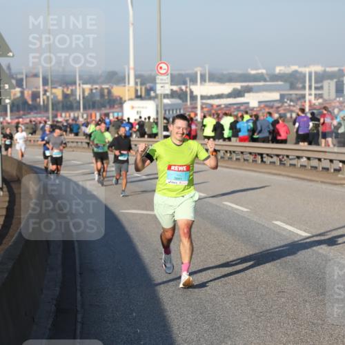 03.10.2025 - Köhlbrandbrückenlauf Yannick Fuchs http://msf.ph/oto/9145002 03.10.2025 08:34:03 Position 2 3841 meine-sportfotos.de