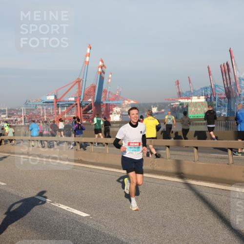 03.10.2025 - Köhlbrandbrückenlauf Yannick Fuchs http://msf.ph/oto/9145038 03.10.2025 08:34:05 Position 2 3841, 3702 meine-sportfotos.de