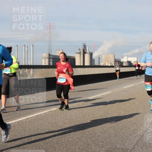 03.10.2025 - Köhlbrandbrückenlauf Lena Gebhardt http://msf.ph/oto/9145060 03.10.2025 10:02:39 Position 2 2315 meine-sportfotos.de