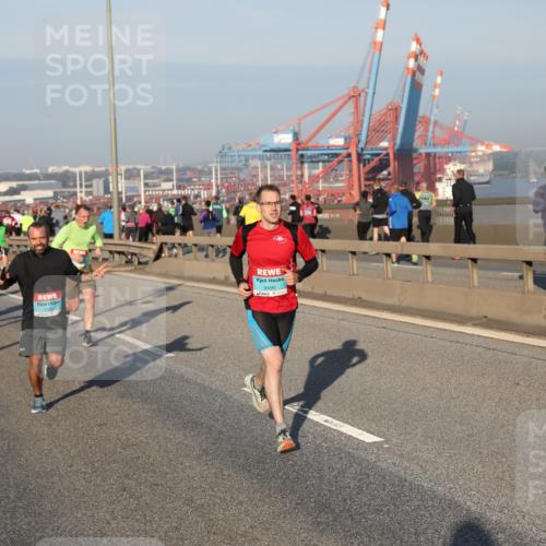 03.10.2025 - Köhlbrandbrückenlauf Yannick Fuchs http://msf.ph/oto/9145100 03.10.2025 08:34:09 Position 2 3490 meine-sportfotos.de