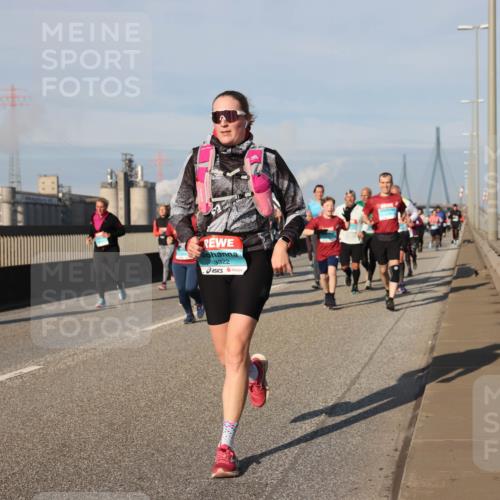 03.10.2025 - Köhlbrandbrückenlauf Lena Gebhardt http://msf.ph/oto/9145140 03.10.2025 10:02:46 Position 2 3322 meine-sportfotos.de