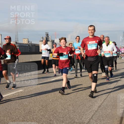 03.10.2025 - Köhlbrandbrückenlauf Lena Gebhardt http://msf.ph/oto/9145182 03.10.2025 10:02:48 Position 2 3240, 213 meine-sportfotos.de