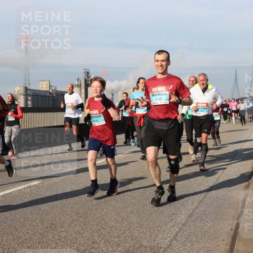 03.10.2025 - Köhlbrandbrückenlauf Lena Gebhardt http://msf.ph/oto/9145185 03.10.2025 10:02:48 Position 2 3240, 2141, 2139 meine-sportfotos.de