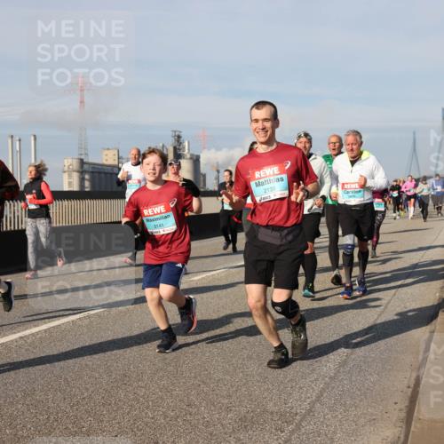 03.10.2025 - Köhlbrandbrückenlauf Lena Gebhardt http://msf.ph/oto/9145194 03.10.2025 10:02:48 Position 2 3777, 2141, 2139, 3675 meine-sportfotos.de